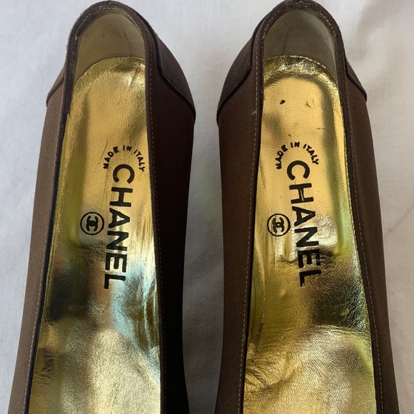 Vintage Chanel Brown Silk Pumps with Embroidered Logo on back heel. Sz8.5 - Picture 4 of 14